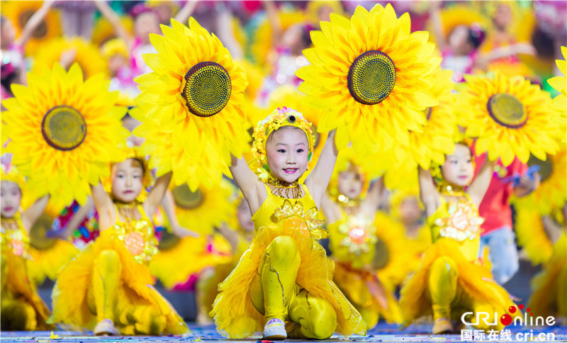 六一空军蓝天幼儿艺术团主题晚会《阳光下快乐成长》