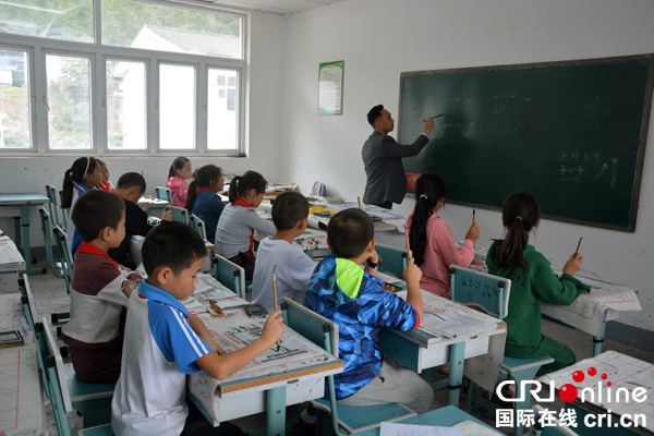 图片默认标题_fororder_学生参加书法兴趣小组活动