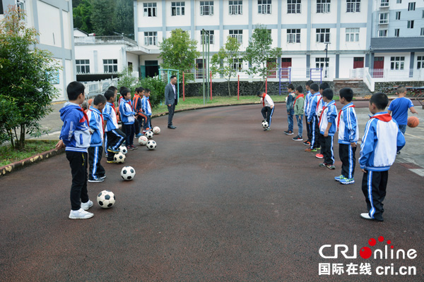 图片默认标题_fororder_学生参加足球训练