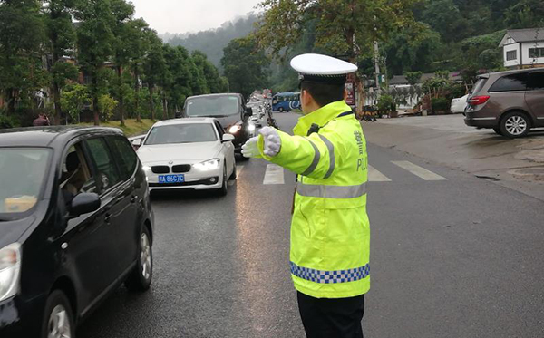 图片默认标题_fororder_民警坚守岗位指挥交通