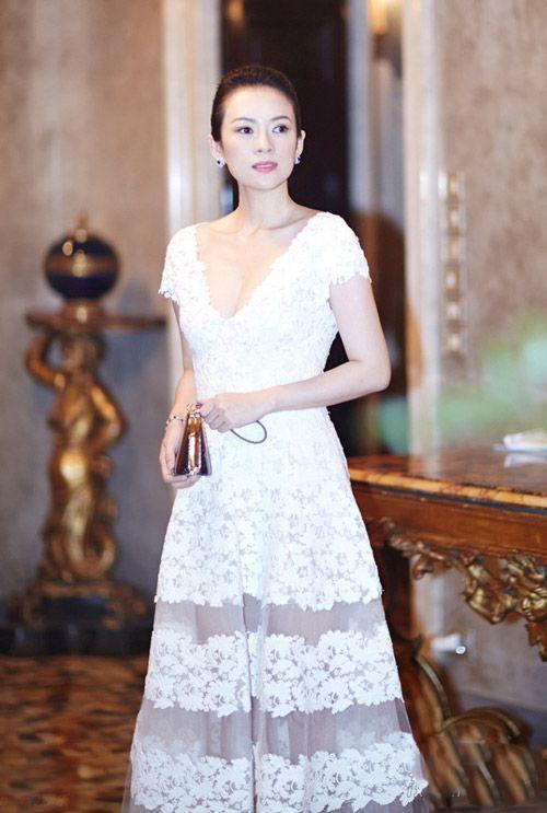 章子怡妈妈是亿万土豪,为何她还嫁给三婚汪峰