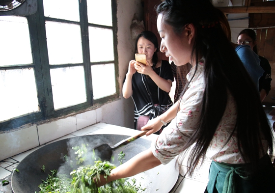 【区县联动】【黔江】游客与黔江当地村民学做“手工茶”