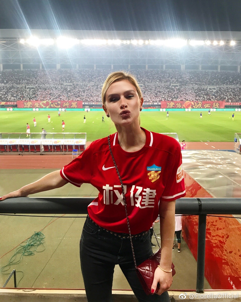 帕托与女友端午节爬长城热吻+合影五星红旗-国际在线