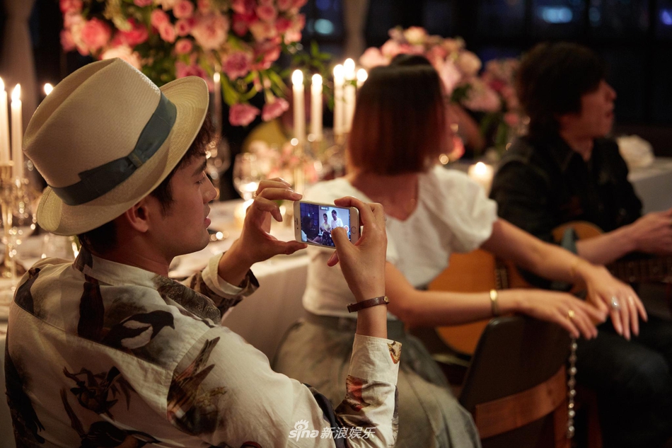 撒狗粮!张歆艺结婚一周年 袁弘送上 大砖钻 - 国