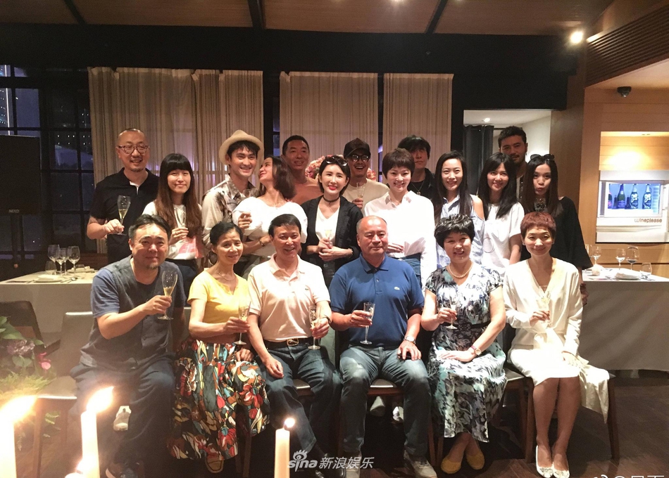 撒狗粮!张歆艺结婚一周年 袁弘送上 大砖钻 - 国