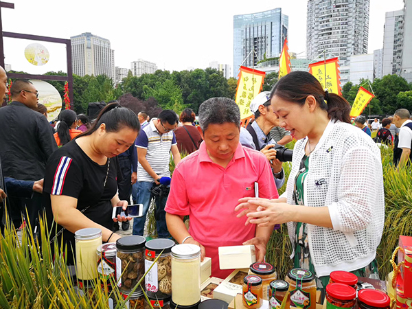 图片默认标题_fororder_平武县农特产品深受山外群众喜欢