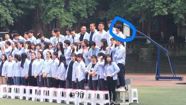 王俊凯拍高中毕业照站最后一排 身高问题再惹粉丝
