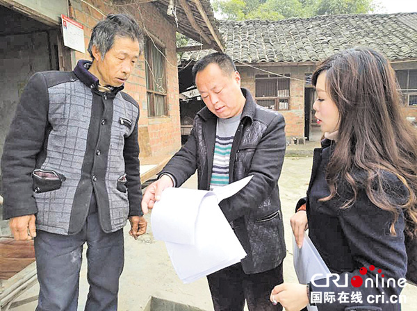 图片默认标题_fororder_4、走访贫困户（乐山市市中区区委宣传部-供图）