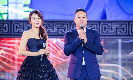 闫妮(左),张嘉译上台助兴恭贺西影60年(供图  第五届丝路国际电影节
