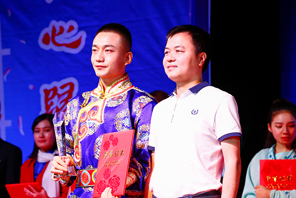 图片默认标题_fororder_1大安区委常委、宣传部长周永丰（右一）为获得冠军的选手颁奖