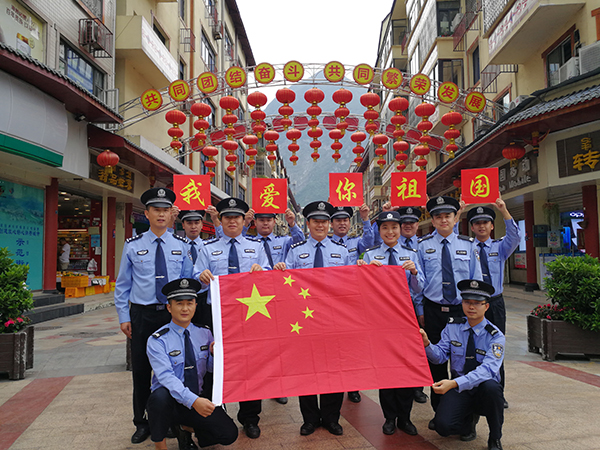 图片默认标题_fororder_节日期间执勤民警合影