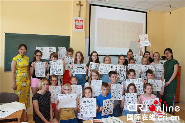 波兰小学生"六一"儿童节体验中国文化