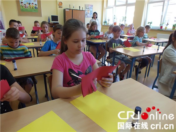 波兰小学生"六一"儿童节体验中国文化