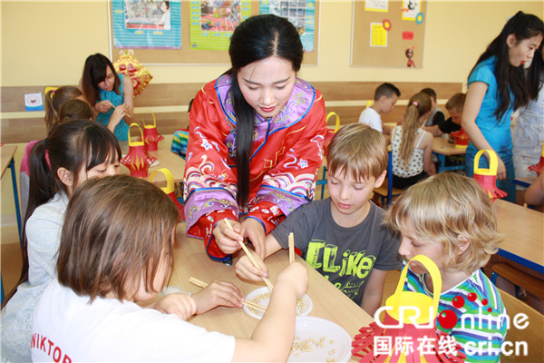 波兰小学生"六一"儿童节体验中国文化