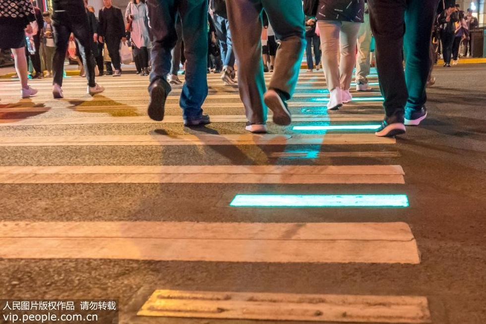 上海首条发光人行道投入使用 发光地砖颜色与红绿灯同步变化