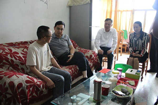 图片默认标题_fororder_四川省总工会党组书记、副主席胥纯（图左二）等一行慰问困难职工（四川省总工会-供图）