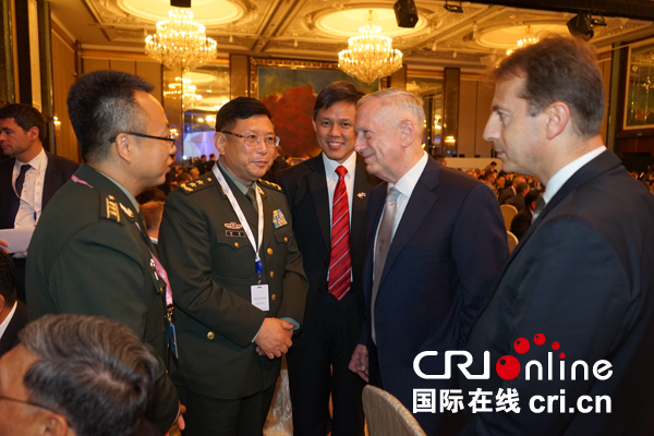 中国人民解放军军事科学院副院长何雷在第16届香会开幕晚宴上与美国防长马蒂斯交流