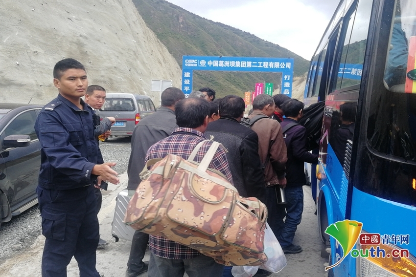 突发转载：（导航甘孜，移动端）金沙江形成堰塞湖3小时下游水位下降0.77m 甘孜转移近万人