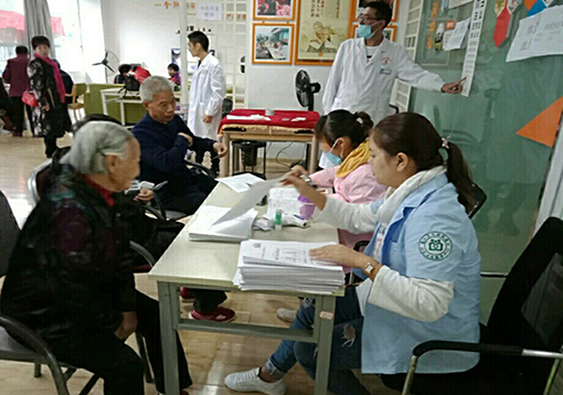 图片默认标题_fororder_老人们免费体检和义诊现场