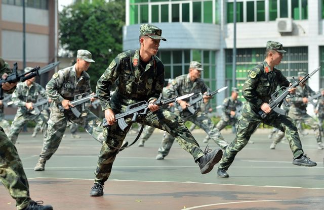 陆军特种作战学院的学员们在学习刺杀技术.记者喻志勇  摄