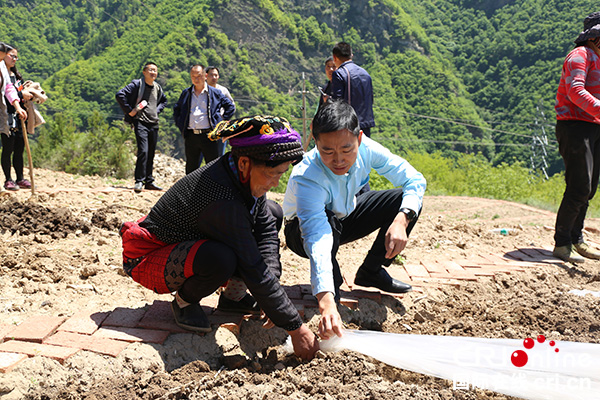 拔穷根谋脱贫奔小康阿坝州黑水县热拉村脱贫攻坚走笔