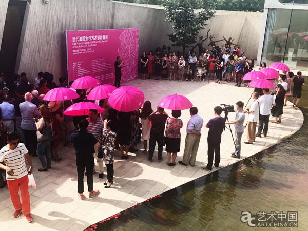 “红——当代油画女性艺术家作品展”开幕式现场 6月3日下午,“红——当代油画女性艺术家作品展”在北京树美术馆开幕。本次展览策展人赵欣歌,艺术家若瑄、陈淑霞、卓然木·雅森、莫芷等来到展览现场。 艺术家若瑄从台湾来到北京参加这次开幕式,“北京很大,让我看到多元的艺术形式,这让我很高兴,我从这次展览中学习到了很多”。作品中,若瑄喜欢用极具强烈表现力的色彩和线条,让光影在