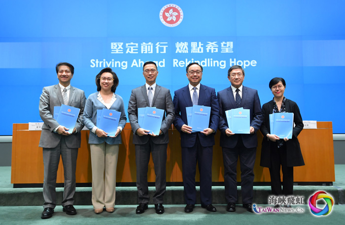 图片默认标题_fororder_香港特区政府创新及科技局局长杨伟雄（右三）、教育局局长杨润雄（左三）等在11日举行的记者会上（香港特区政府新闻处供图）