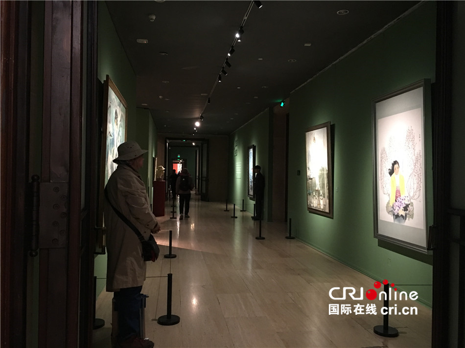 图片默认标题_fororder_展览中很多老艺术家也到现场欣赏作品