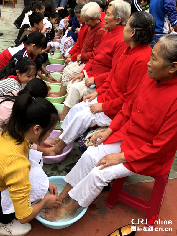图片默认标题_fororder_喜捷镇玉龙中学学生为老年人洗脚(摄影-何
