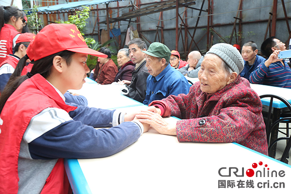 图片默认标题_fororder_学生志愿者和老人聊天-(摄影-沈仁平）