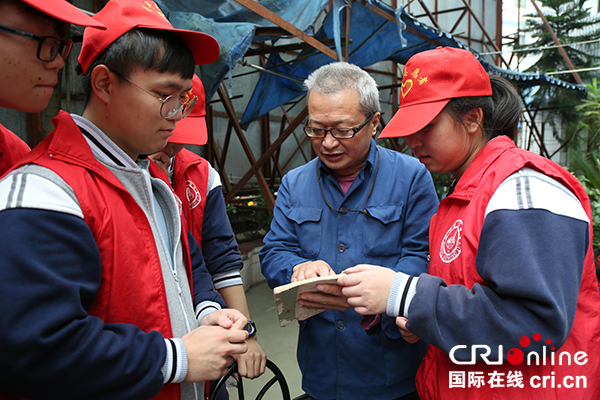 图片默认标题_fororder_志愿者们和老人聊天-（摄影-沈仁平）