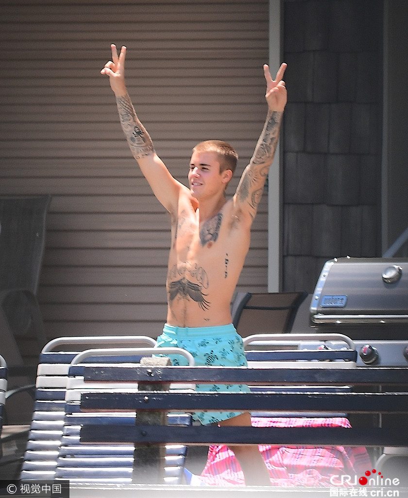 新欢?比伯与神秘女子热拥显亲密 花短裤骚气十足 - 国际在线移动版