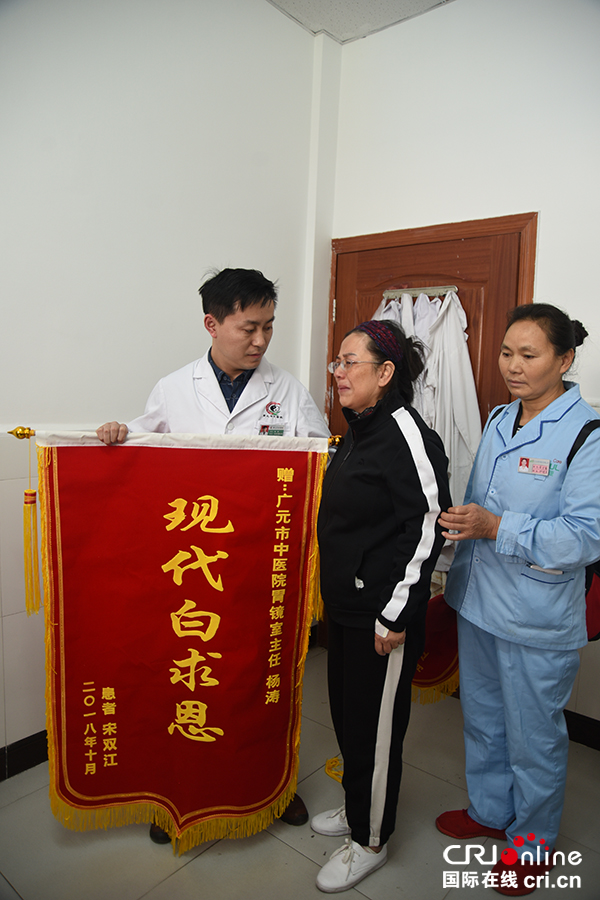 图片默认标题_fororder_宋女士（左二）为杨涛送上锦旗（摄影--徐琴）