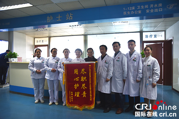 图片默认标题_fororder_宋女士为全体护理人员送上锦旗（摄影--徐琴）