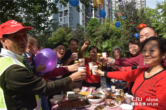 【社会民生】欢聚重阳 重庆两江新区金山街道举办“长桌宴”