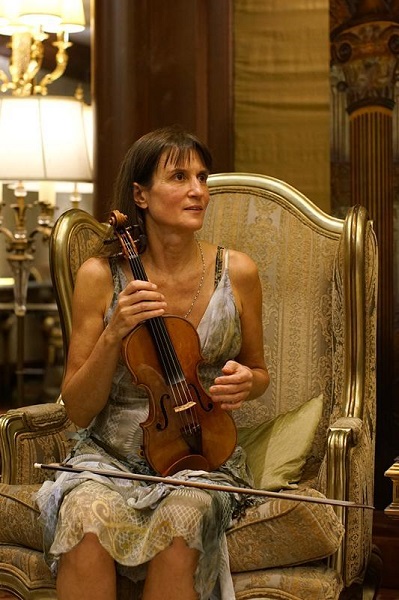 小提琴家穆洛娃演绎弓弦上的独舞 大赞上海音乐厅