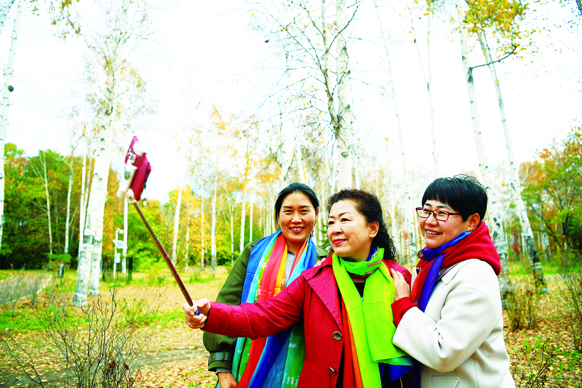 长春南湖公园秋季美不胜收 众多游客前来观赏