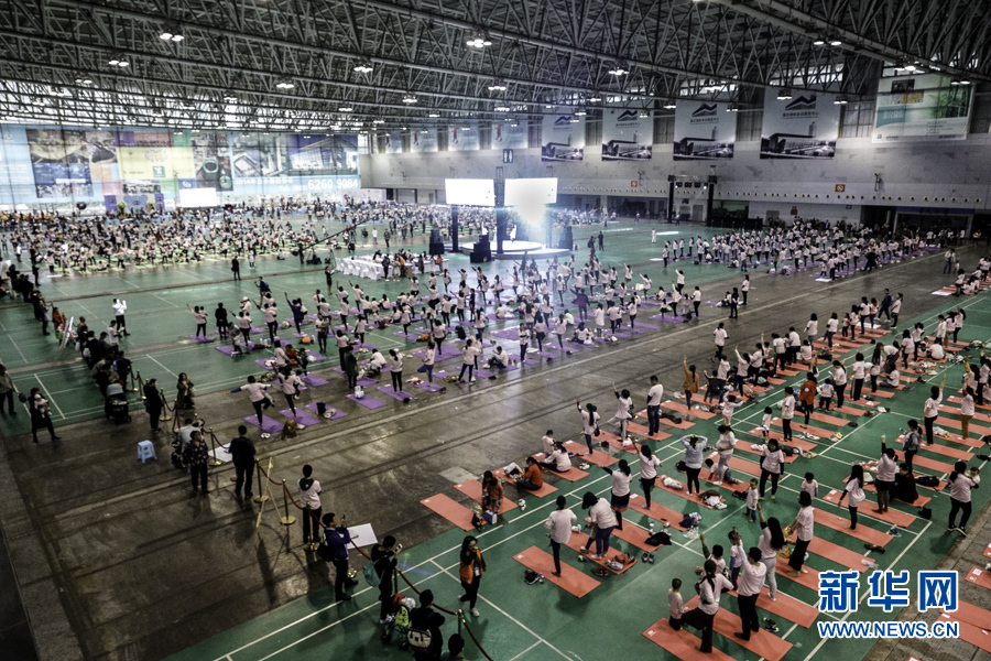 【社会民生】重庆千人同练亲子瑜伽 挑战世界纪录