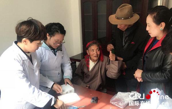 图片默认标题_fororder_残疾群众向工作人员致谢