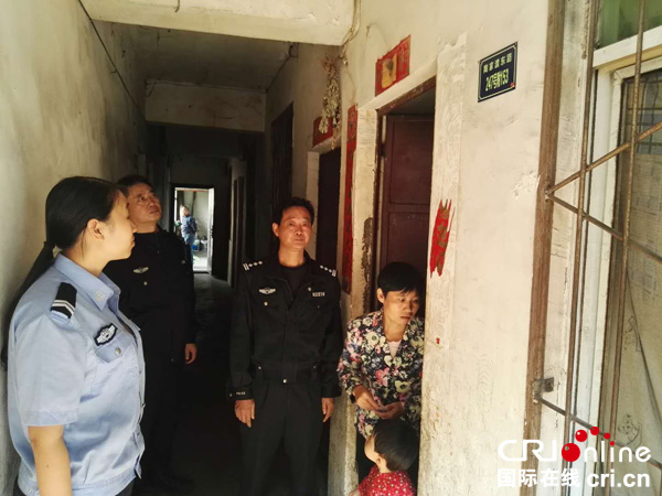 图片默认标题_fororder_出租屋排查工作进行中（攀枝花市公安局供图）