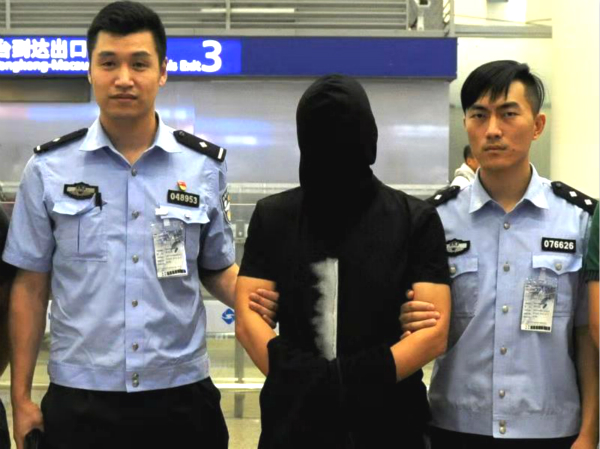 上海警方跨境抓捕将“卓寿金融”实际控制人裴某押解回沪