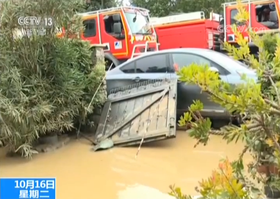 法国南部骤降暴雨引发洪灾 致至少10人死亡