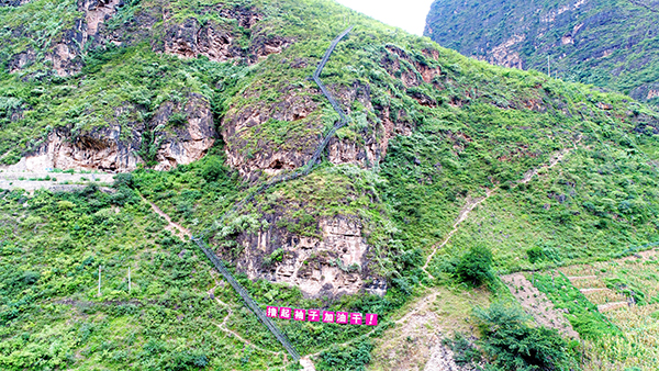 四川省凉山州“悬崖村”:下足“绣花功夫” 走出“蝶变”之路