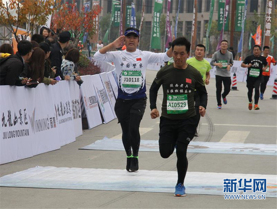 陕西首个景区生态马拉松赛鸣枪 山东选手斩获男子组冠军 陕西首个景区生态马拉松赛鸣枪 山东选手斩获男子组冠军