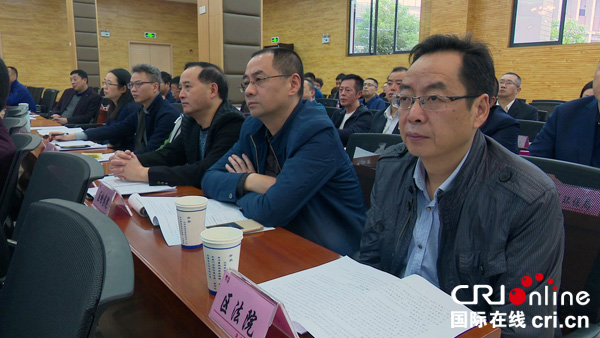 图片默认标题_fororder_与会人员积极思考