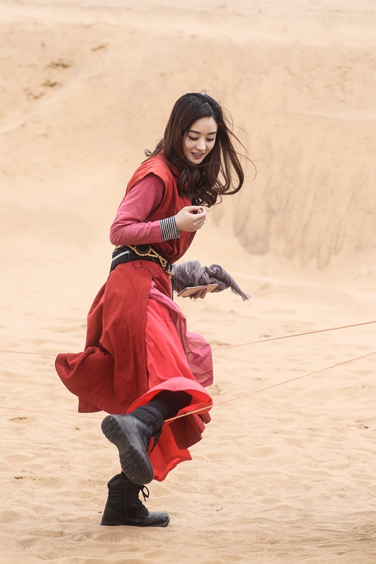 赵丽颖异域红装加身 沙漠玩起童年游戏跳皮筋