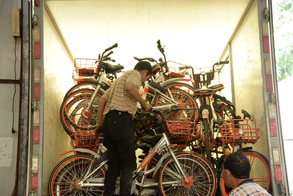 图片默认标题_fororder_共享单车清理现场（成都市城管委-供图）