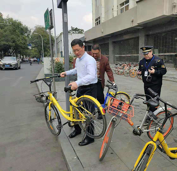 图片默认标题_fororder_共享单车清理现场2（成都市城管委-供图）