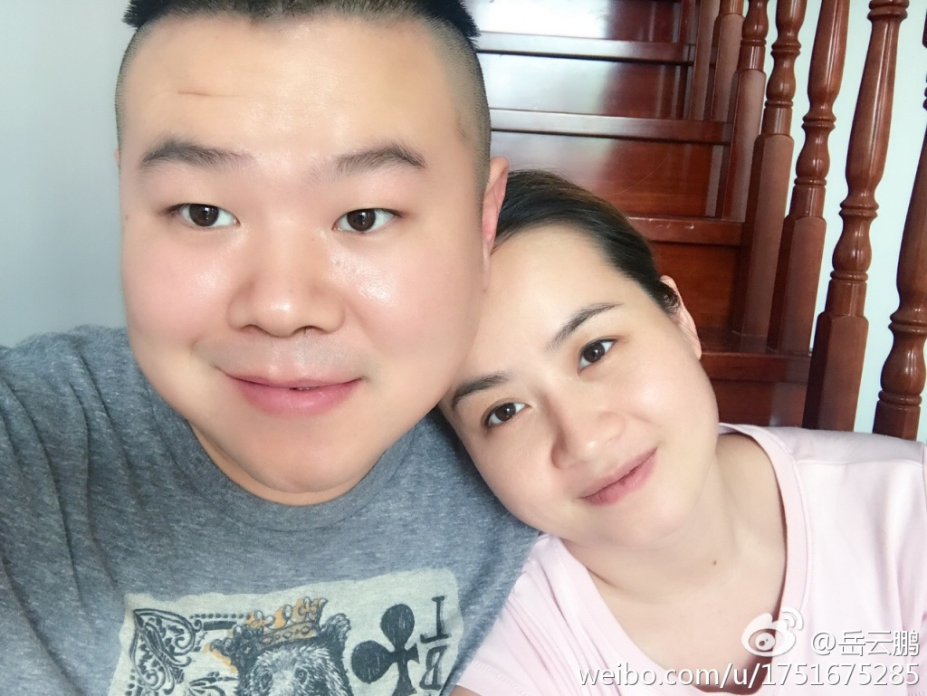 岳云鹏夫妇骑车晒照 岳云鹏老婆素颜还挺好看