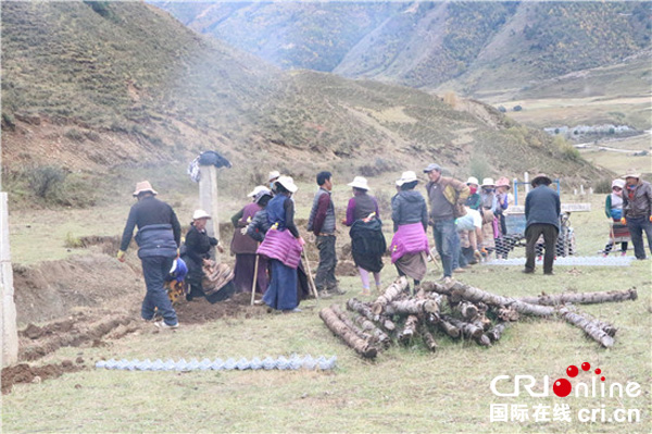 图片默认标题_fororder_1、为让钱包“鼓”-村民“干得欢”（理塘县委宣传部--供图）